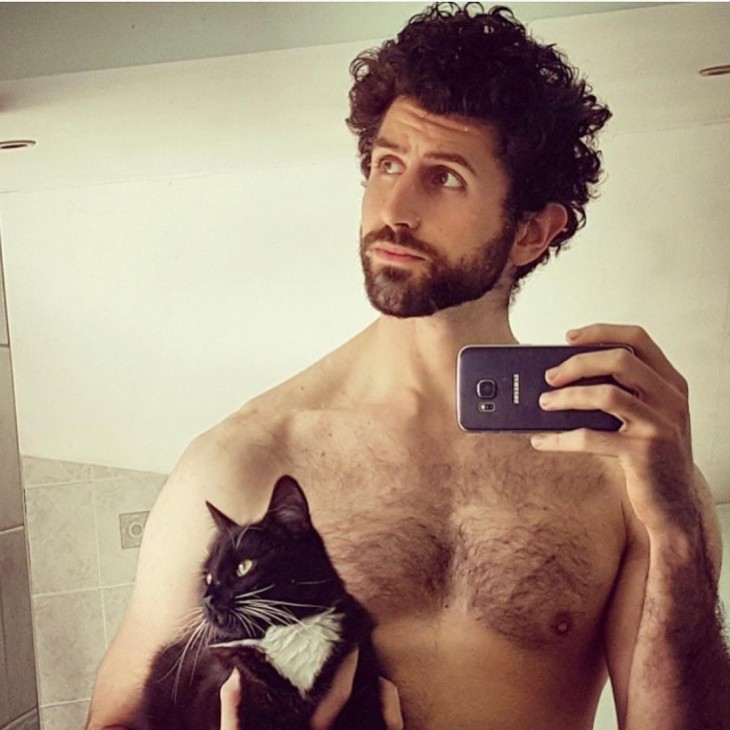 hombre toma foto selfie con su gato en instagram