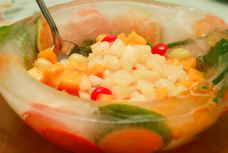 bowl de hielo con fruta dentro 