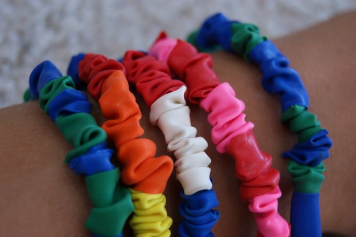 pulseras hechas con globos de colores 