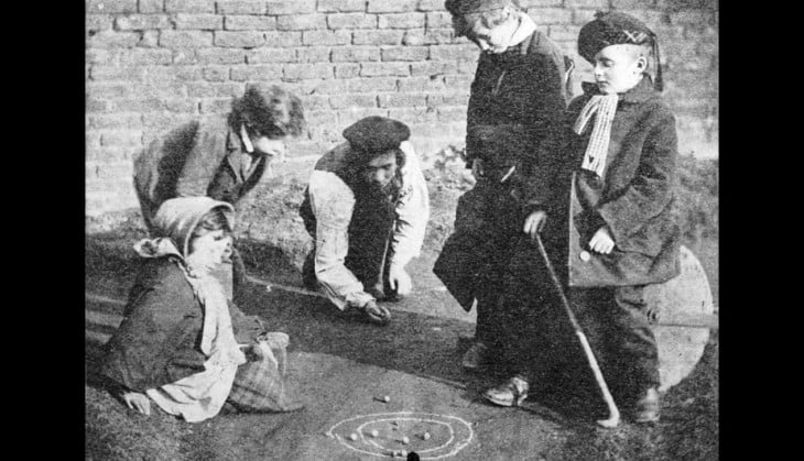 niños jugando a las canicas