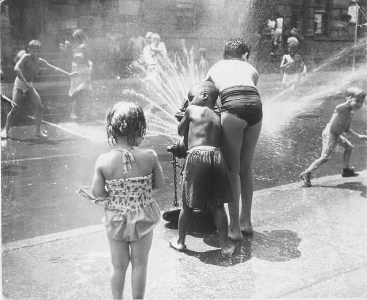 NIÑOS JUGANDO CON LAS FUENTES PUBLICAS