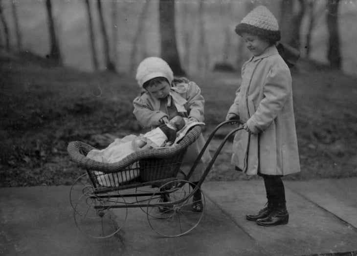 niñas paseando a sus muñecas en la carreola