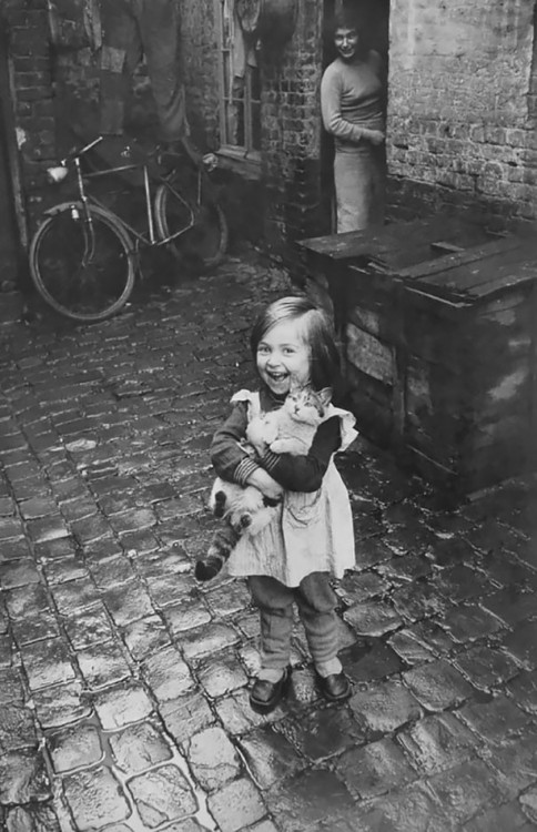 niña feliz de juigar con el gato