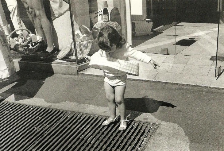 niña jugando en la alcantarilla del respirador