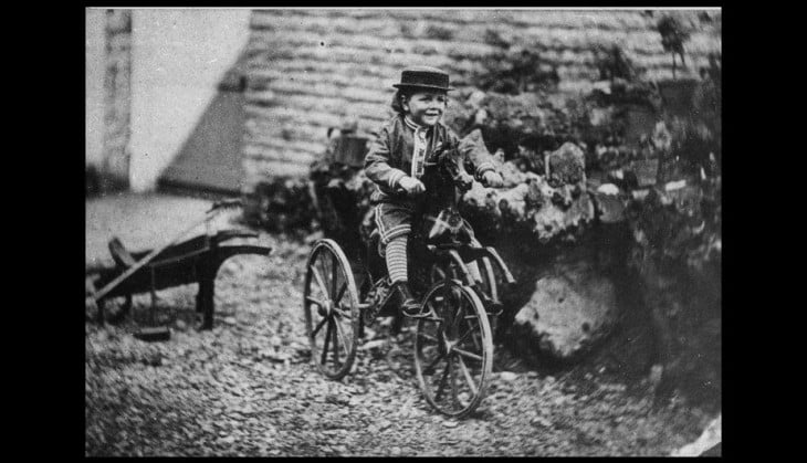 niño montado en una bicicleta