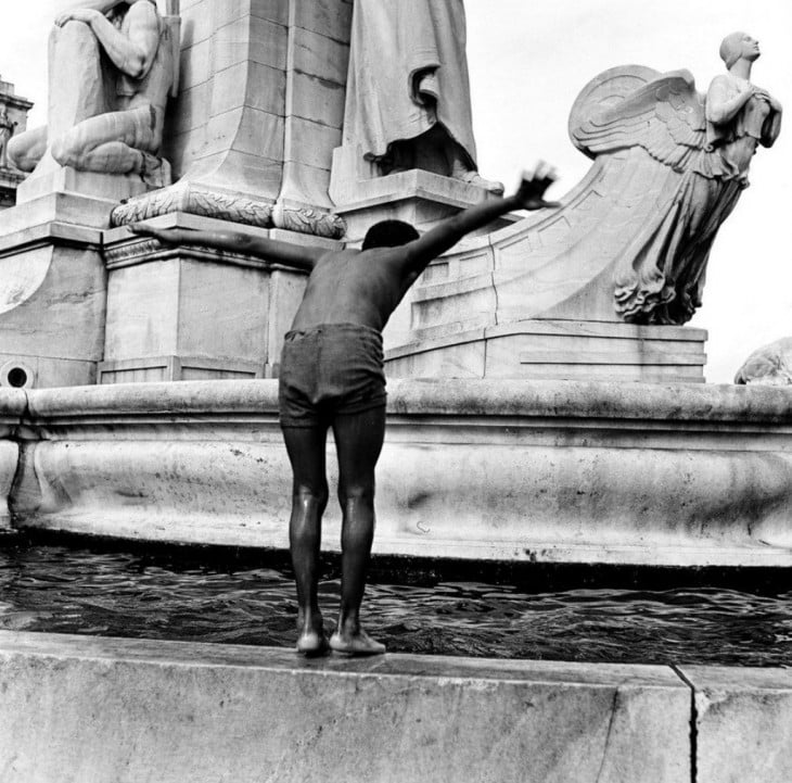 niño tirandopse un clavado a la fuente publica