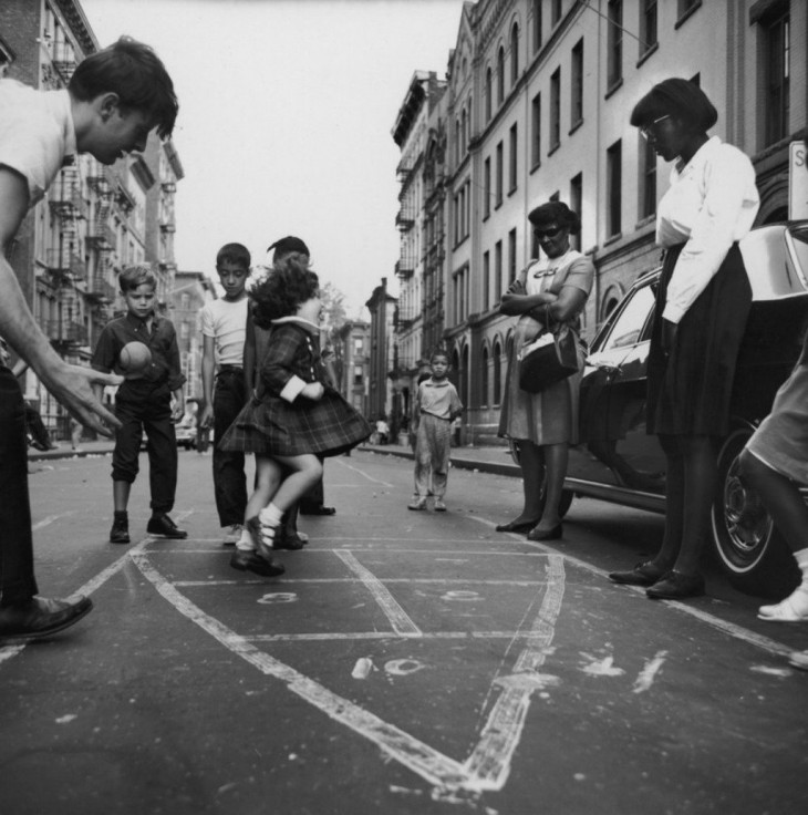 niñas jugando al bebeleche en la época de los 50