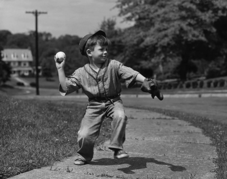 NIÑO JUGANDO CON UNA PELOTA DE WHATS