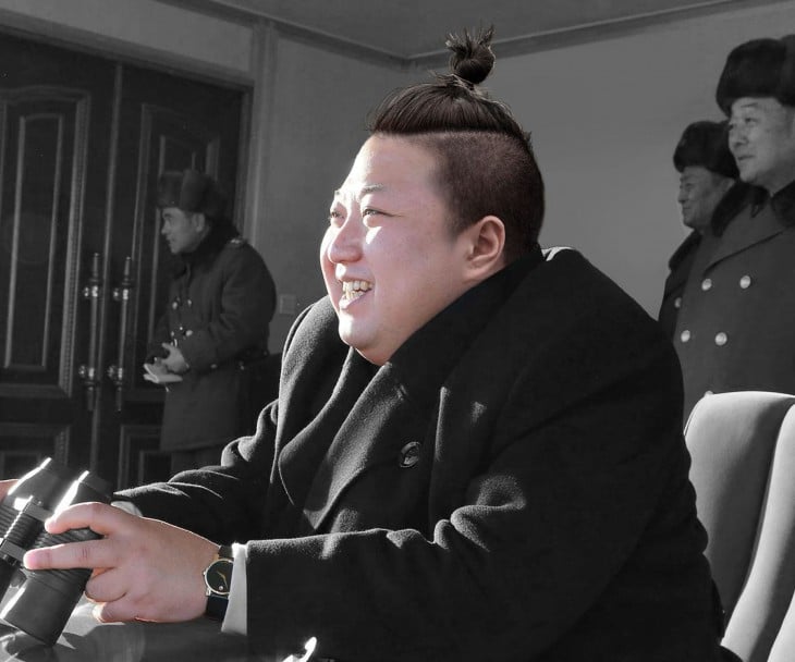 Kim Jong Li con un chongo alto con cabello corto a los lados