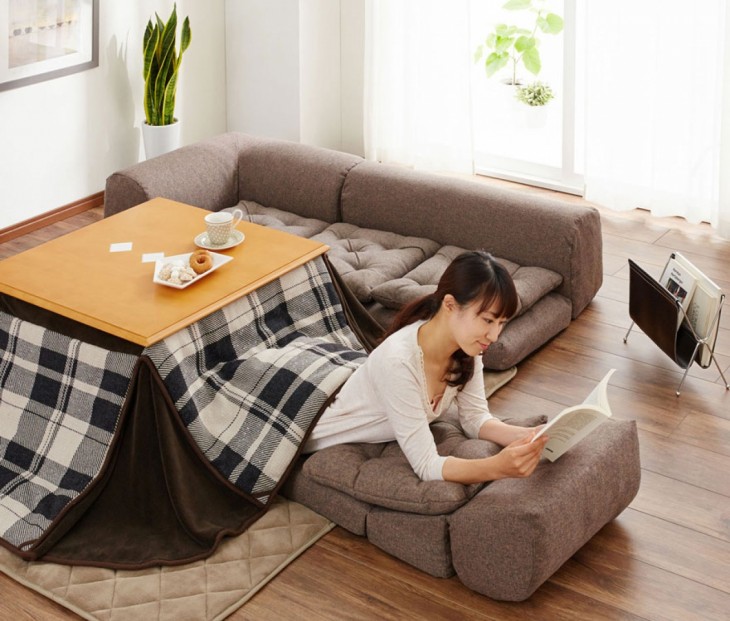 MUJER LEYENDO DENTRO DE UN KOTATSU