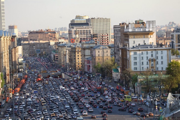 calles abarrotadas de coche en Moscú, Rusia 