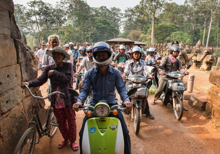 motocicletas en la hora pico de Siem Reap, Camboya 