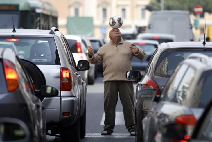 un hombre en medio del tráfico en una de las calles de Palermo, Italia 