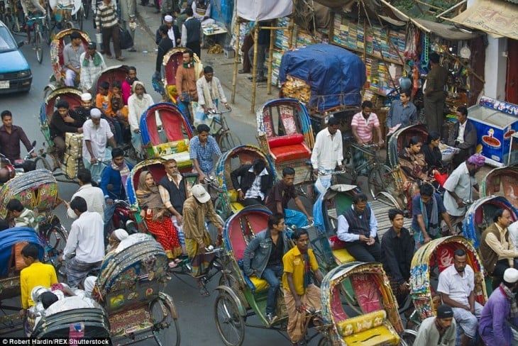 personas en un transporte público en Dhaka, Bangladesh 