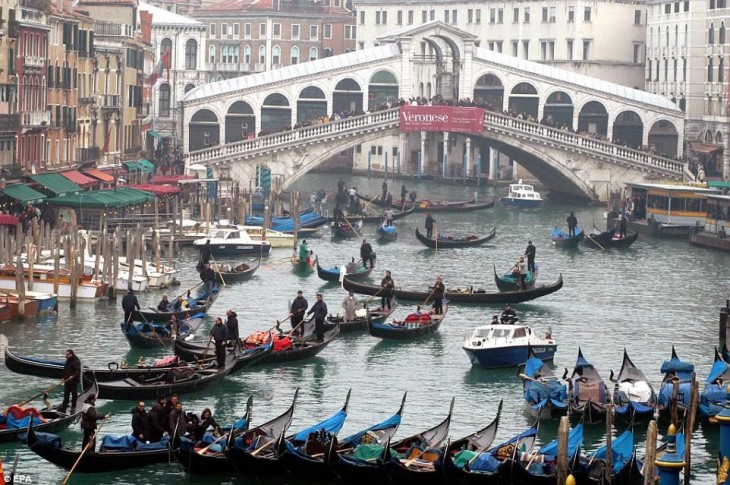 tráfico de botes en la hora pico de Venecia, Italia 