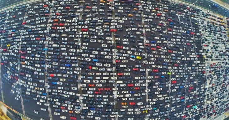 fotografía que muestra autos en la hora pico en Pekín, China 