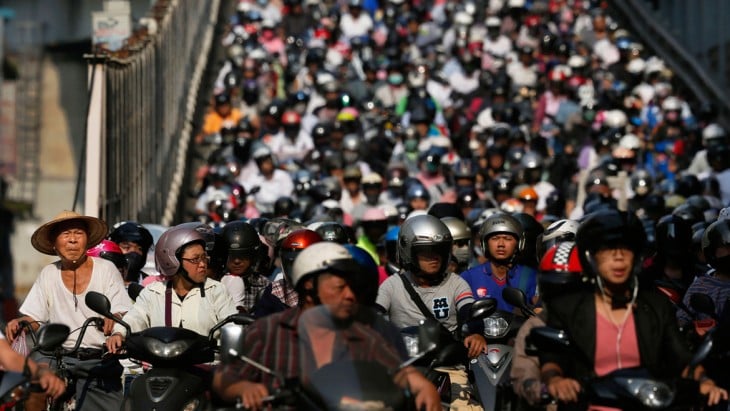 fila de motociclistas en la hora pico en Taipei, Taiwán 