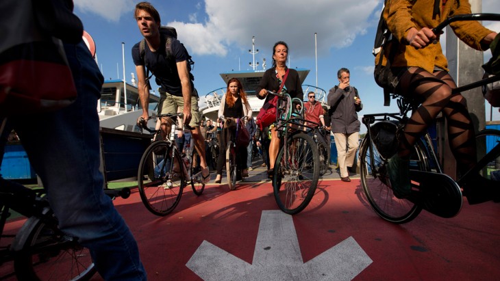 ciclistas recorriendo algunas zonas de Ámsterdam 