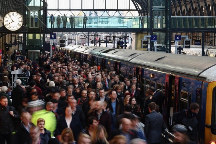 personas en un tren en Londres, Reino Unido 