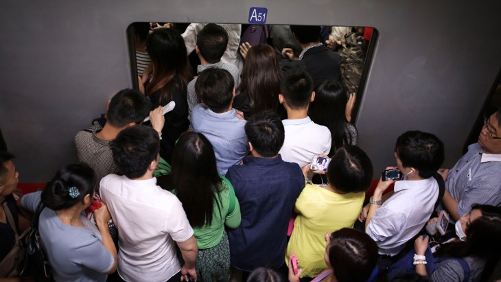 Personas a punto de subir a un transporte público en Beijing, China 