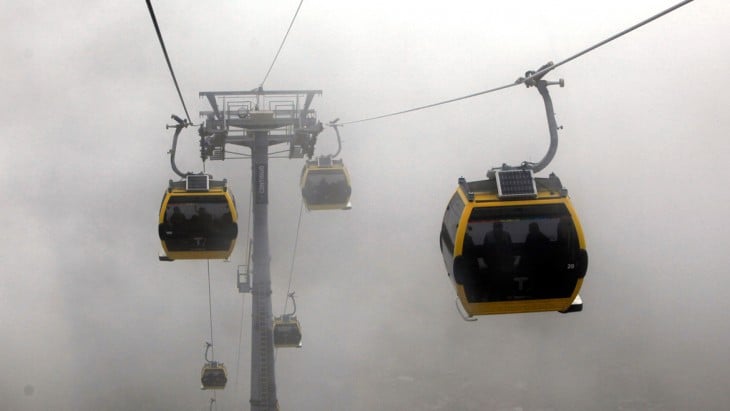 teleféricos en la hora pico en la Paz y el Alto, Bolivia 