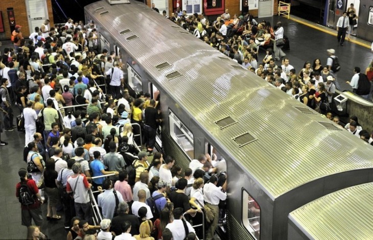 personas a punto de subir a un transporte público a la hora pico de Sao Paulo, Brasil 