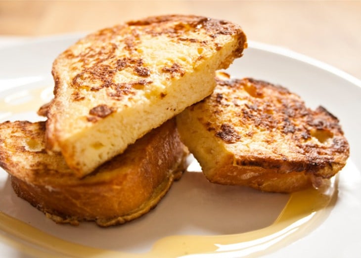 Pedazo de tostada francesa sobre un plato 
