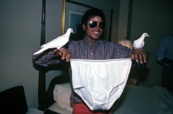 Michael Jackson sosteniendo unos calzoncillos blancos con dos palomas en sus hombros 