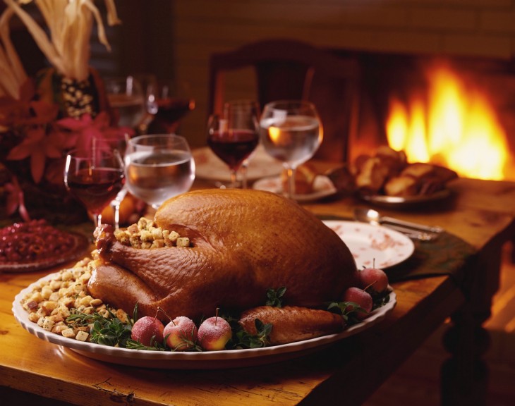 Platillo de pavo relleno en una cena navideña sobre una mesa 