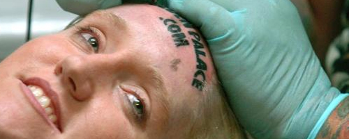 Mujer se tatuó la marca de GoldenPalace.com en la frente 