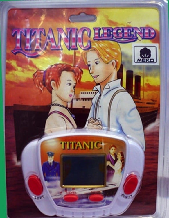 pequeño juguete con el nombre de Titanic la leyenda 