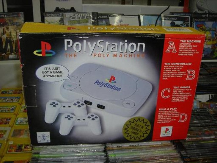 caja con una consola de videojuegos imitación al play station con el nombre de 'polystation'