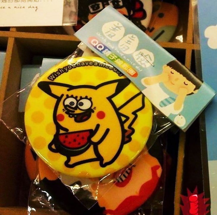 estropajo con la figura de pikachu de pokemón con la cara de bob esponja 