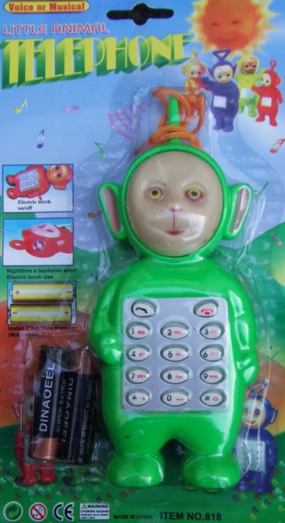 juguete de un celular con la figura de un teletubbies en color verde 