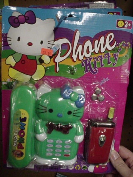 empaque con un celular de Hello Kitty en color verde 