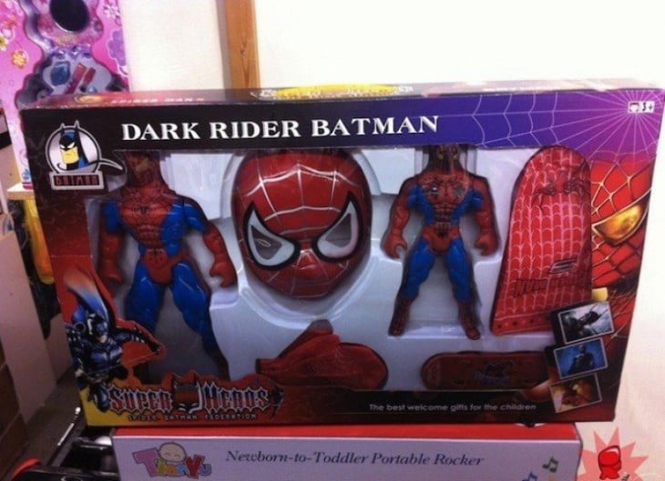 empaque de un juguete de spiderman con el nombre que dice Dark Rider Batman 