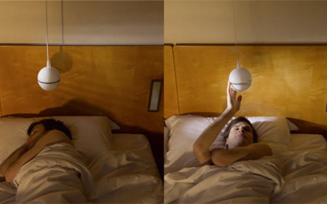 hombre acostado intentando desactivar un despertador de esfera 