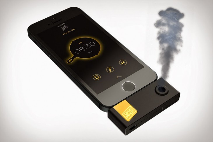 iPhone con un dispositivo que emite un olor a tocino 