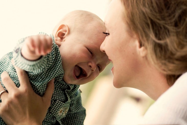 bebe feliz jugando con su mamá