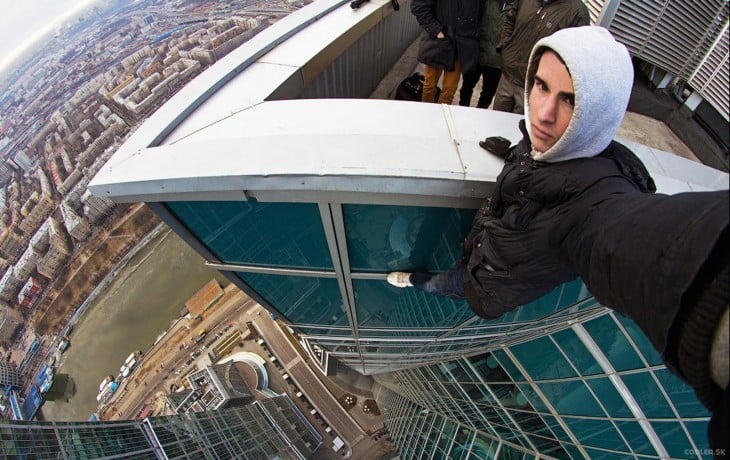 selfie de un chico arriba de un edificio muy alto 
