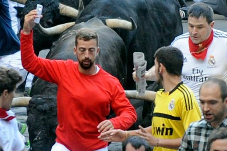Hombre tomándose una selfie durante un evento de toros en España 