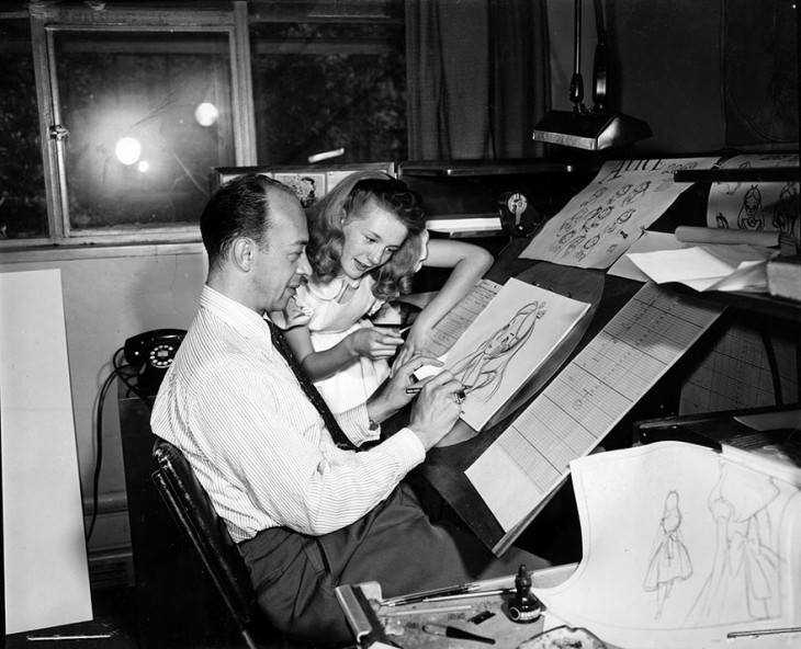 Kathryn Beaumont junto a Clyde Geronimi, codirector de la película.