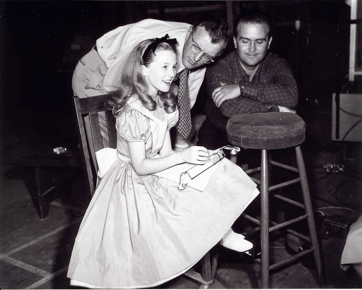 Kathryn Beaumont junto a los dibujantes de Disney 