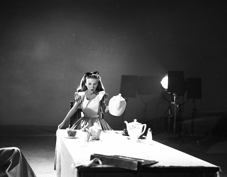 Kathryn Beaumont en la escena del té de alicia en el país de las maravillas 