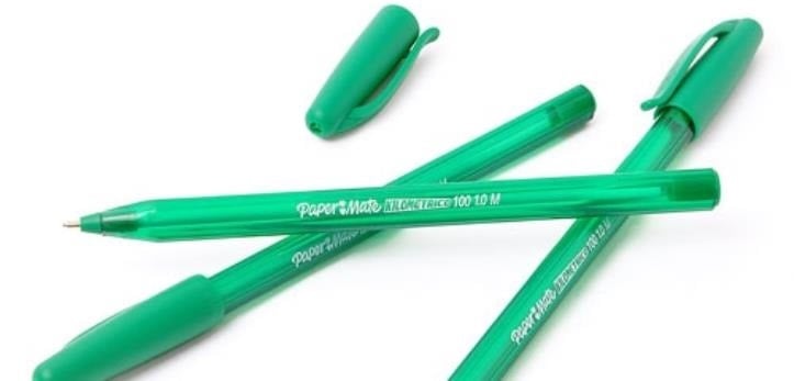 Bolígrafos de color verde acomodados uno encima del otro 