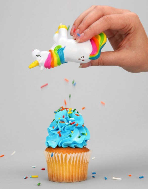 dispensador de especias en forma de unicornio poniendo chispas a un cupcake 