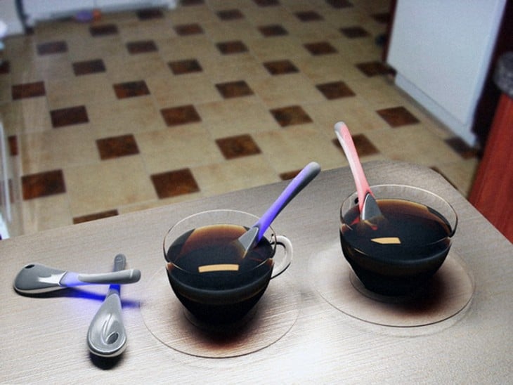 cuchara térmica dentro de unas tazas de café 