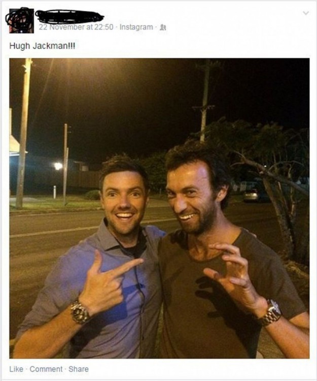 el cree que se esta toamdno una foto con wolverine