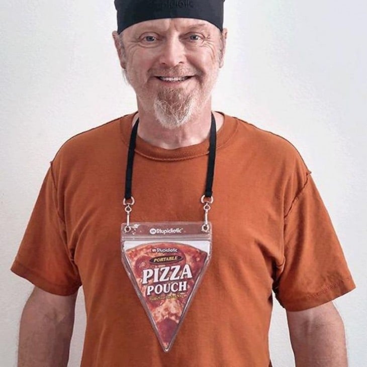 HOMBRE MODELANDO EL PIZZa pouch