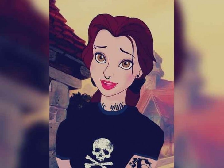 bella vestida con una blusa de calavera y tatuada hasta antes de llegar al cuello